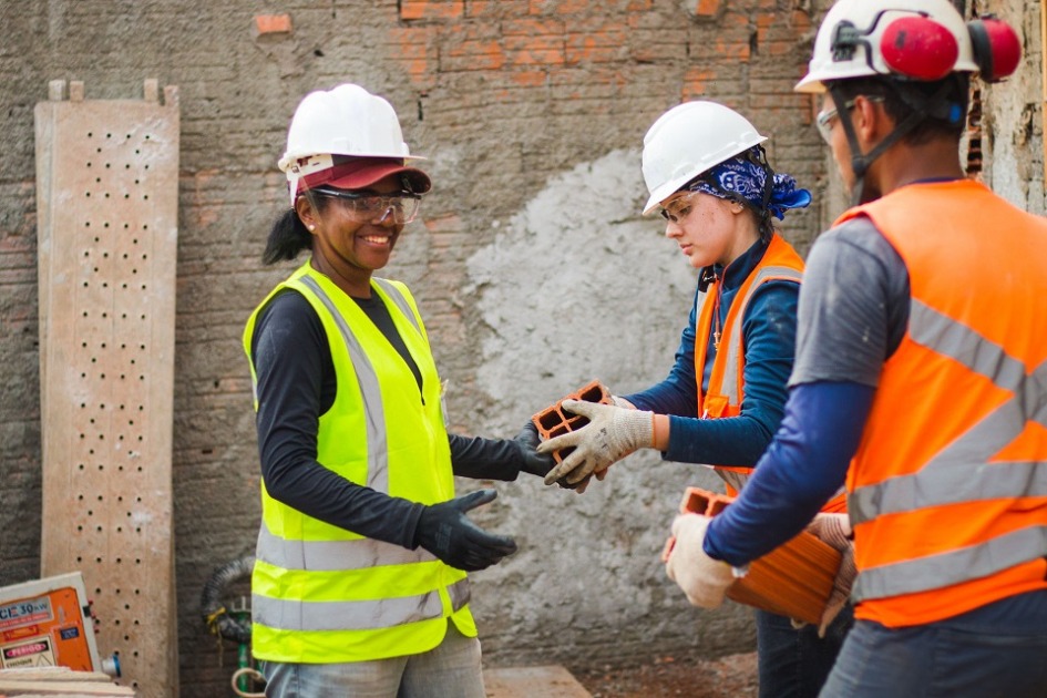 Mulheres voluntárias ajudam a construir novo salão de reuniões das Testemunhas de Jeová