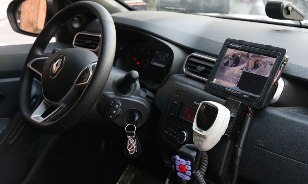Motorista de aplicativo salta de carro em movimento para fugir de assalto