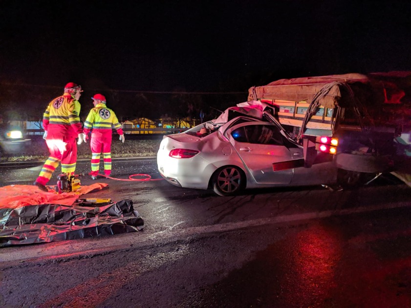 Na Rodovia Washington Luís: Motorista morre após bater carro na traseira de caminhão