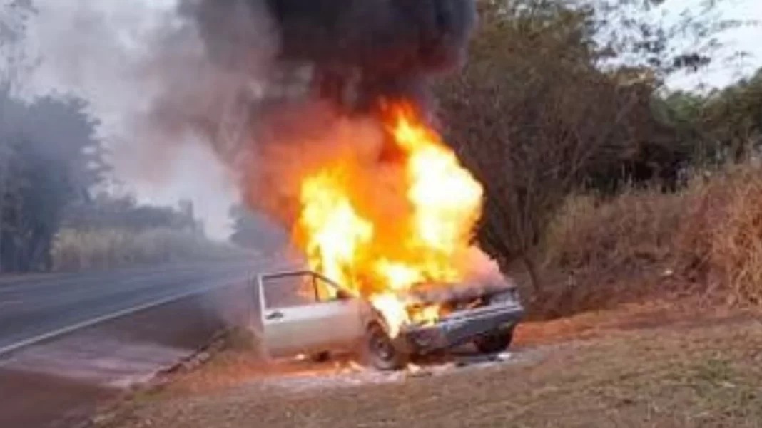 Carro apresenta pane elétrica e pega fogo na SP-255 em Boa Esperança do Sul