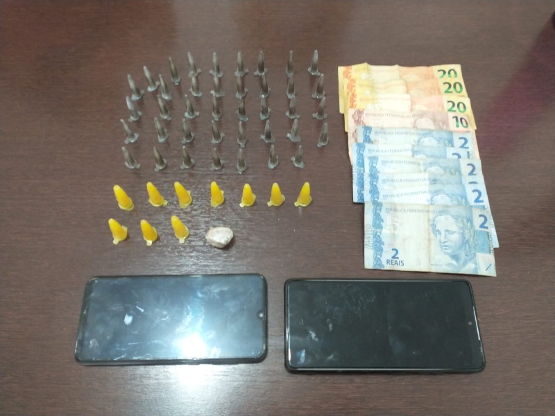 Jovens são detidos com crack, cocaína e dinheiro em praça de Boa Esperança do Sul