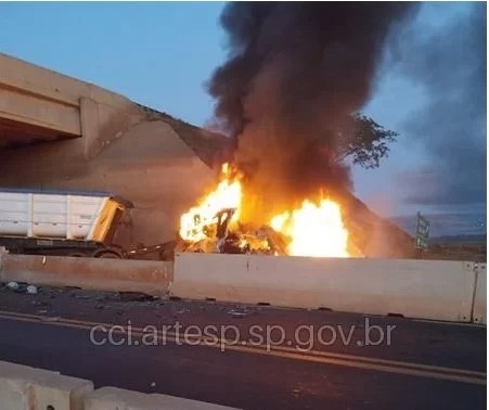 Motorista de caminhão morre carbonizado após acidente na SP-255 em Santa Lúcia