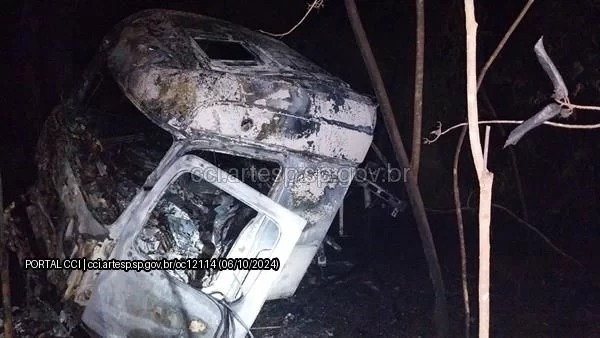 Idoso morre após colisão frontal entre carro e caminhão na SP-255 em Santa Lúcia