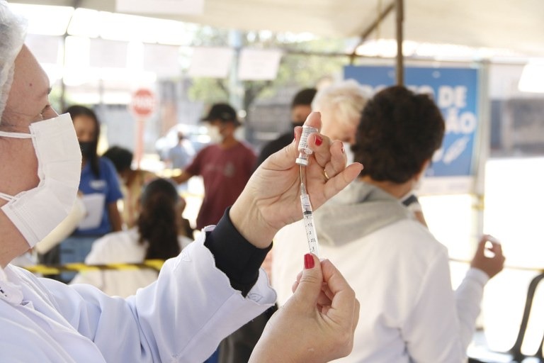 Araraquara recebe doses da vacina contra a Covid e retoma aplicação; confira os locais