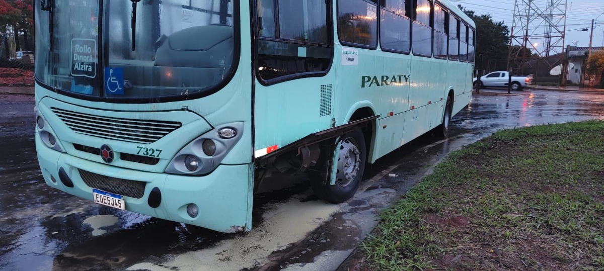 Ônibus escolar pega fogo e mobiliza bombeiros em rotatória de Américo