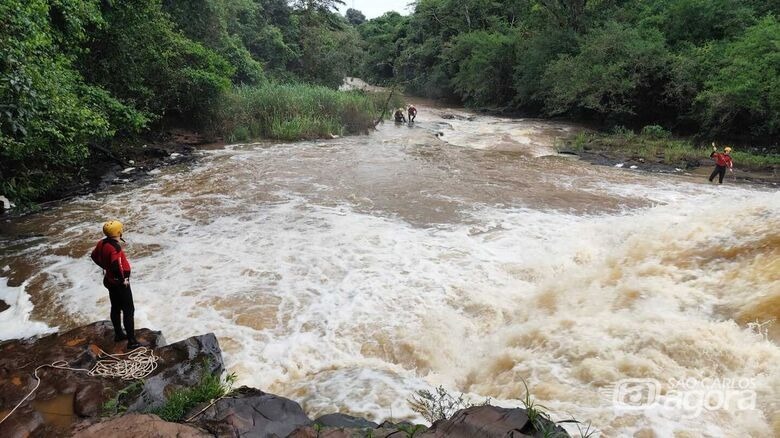 Cães farejadores do GAED ajudam nas buscas por estudante que desapareceu em cachoeira na região de Araraquara