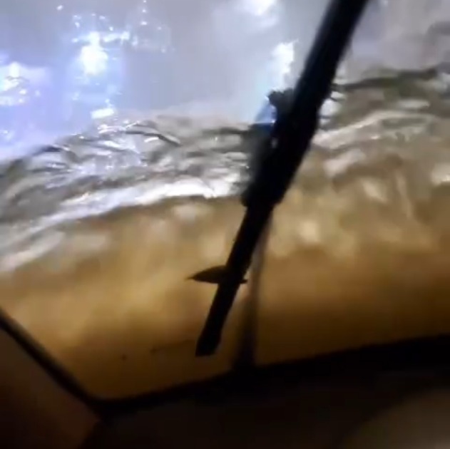 VIDEO: Água cobre carro com motorista de 70 anos dentro durante tempestade