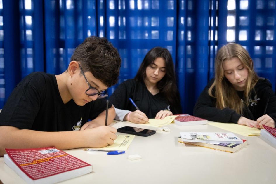 Alunos da 3ª Série do Ensino Médio podem ganhar até R$ 555 com o programa Aluno Monitor; entenda