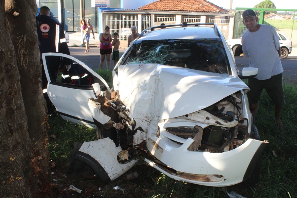 Acidente deixa casal gravemente ferido