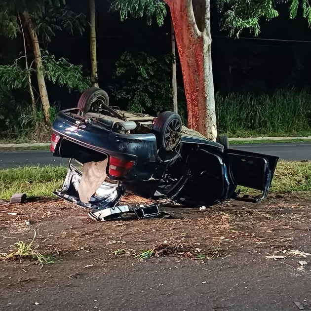 QUE PANCADA: Motorista perde o controle e capota Vectra