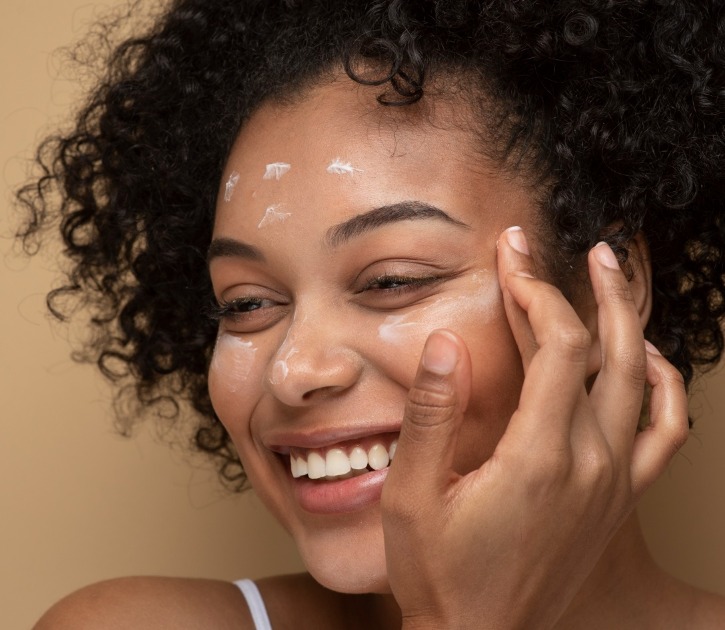 Como manter a pele hidratada e protegida no outono? Confira dicas simples e eficazes