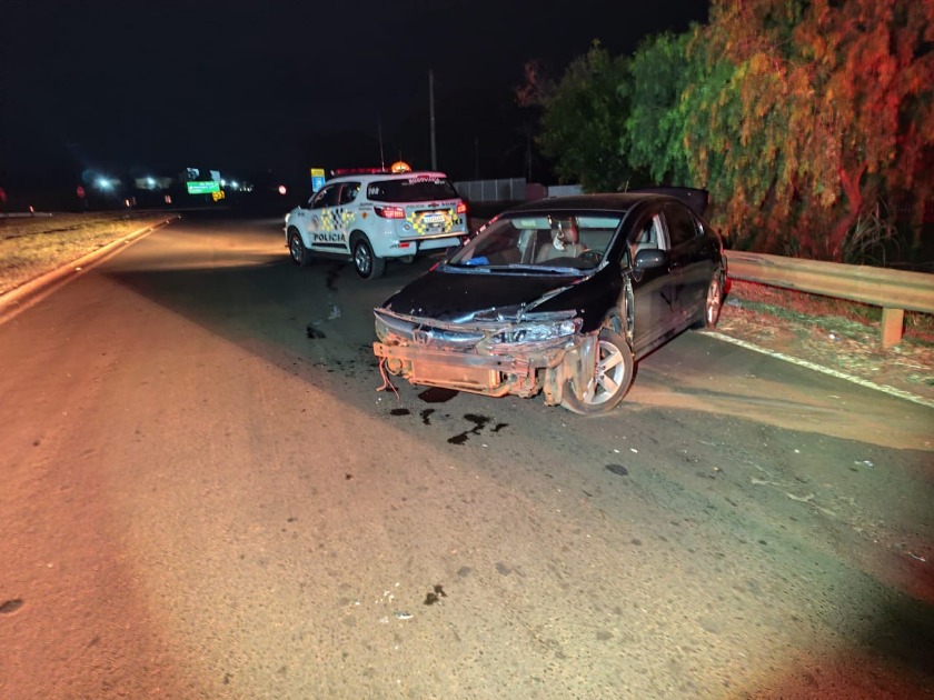 Dupla tenta fugir do TOR, bate carro e acaba presa com drogas em rodovia da região de Araraquara