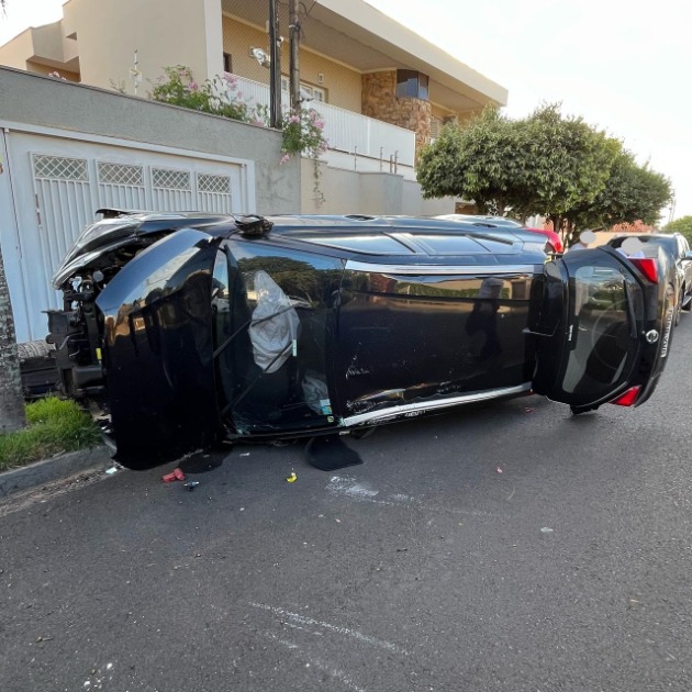 Motorista sofre mal súbito e capota carro em Matão