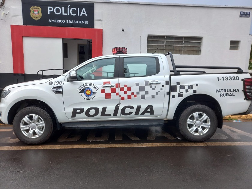 Homem procurado pela Justiça é preso após agredir a companheira com pauladas em Américo