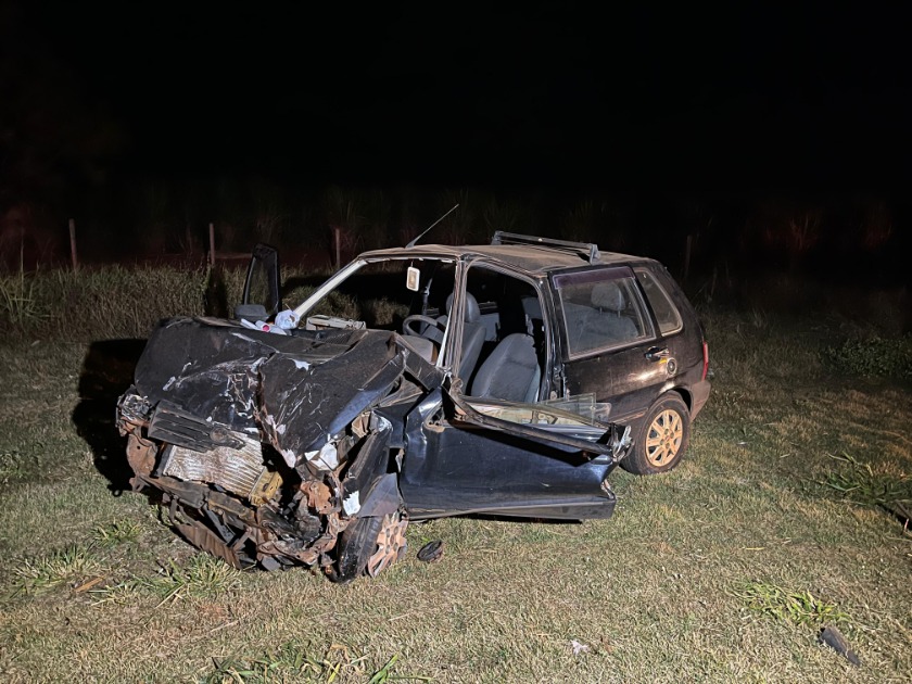 Acidente entre dois carros e ambulância deixa homem gravemente ferido na SP-257 em Santa Lúcia