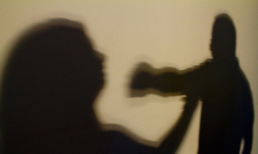 Descontrolado, homem é preso após agredir mulher; filhos da vítima ficaram feridos
