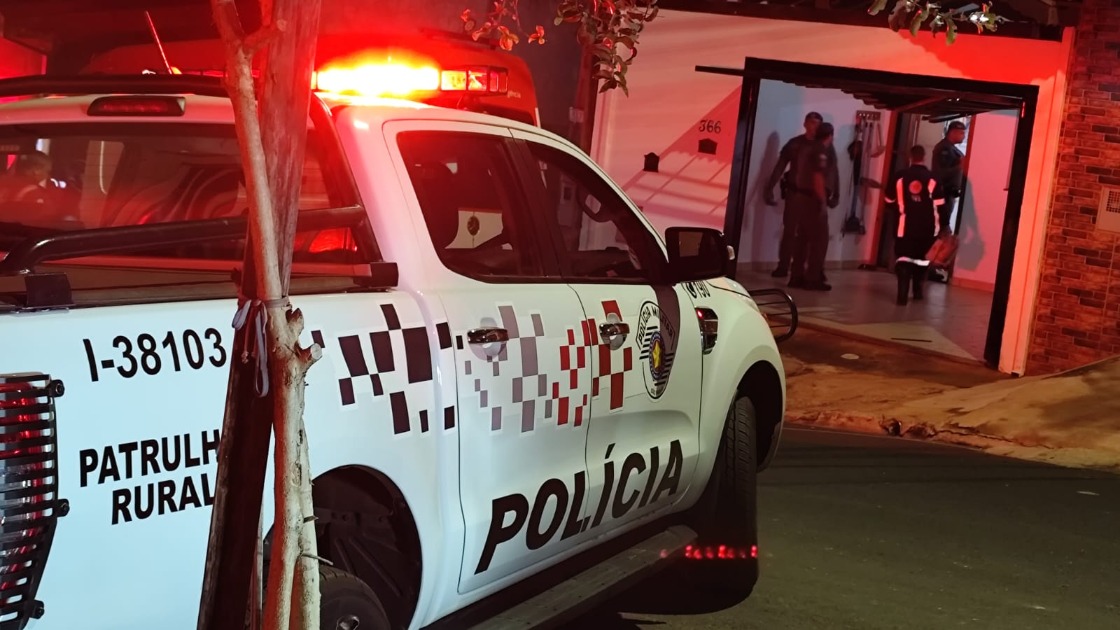 Mulher é morta a facadas em casa na frente dos filhos; marido foi preso pela PM