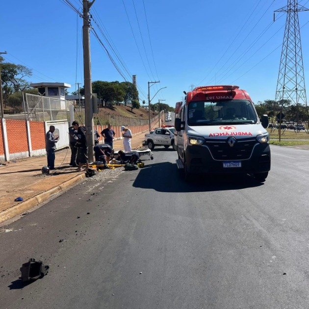 Motociclista é arremessado por vários metros e fica gravemente ferido após colidir com caminhão em Matão