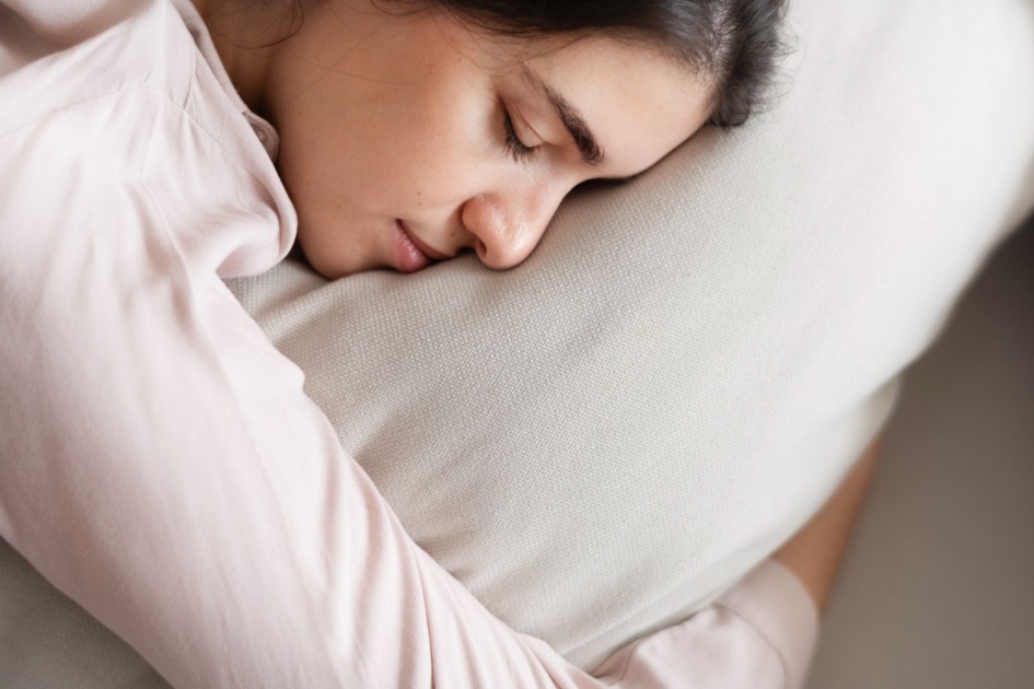 Dormir à noite ou tirar cochilos? Descubra o que faz melhor à sua saúde