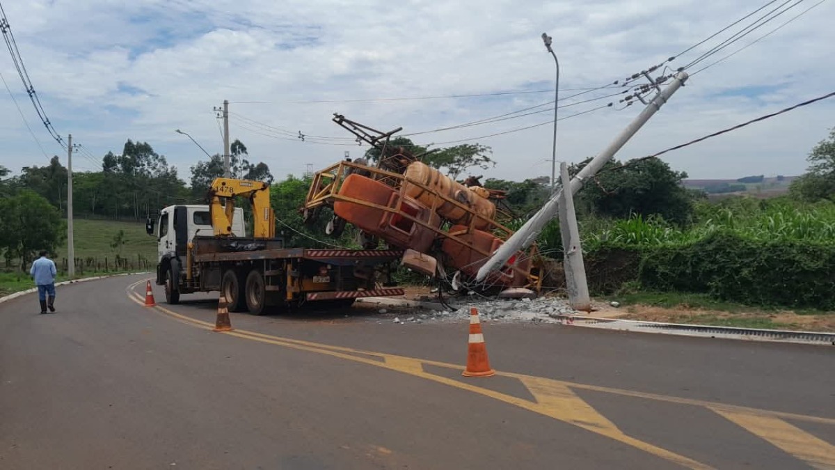 Equipamento de usina cai e derruba poste em Gavião Peixoto na saída para BES