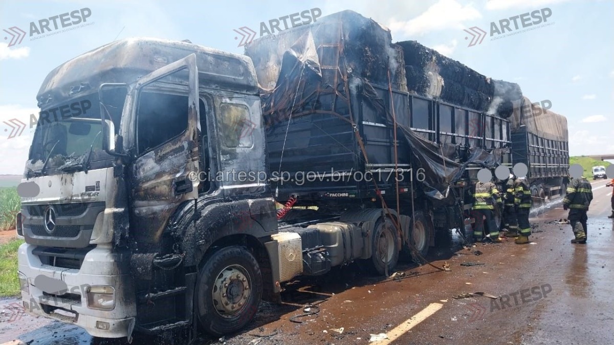 Carreta carregada de algodão pega fogo na SP-255 em Américo