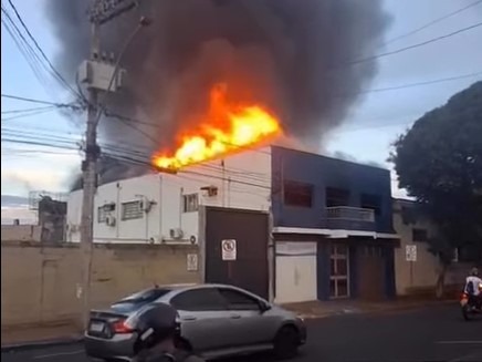 Incêndio de grandes proporções atinge Secretaria de Saúde em Matão