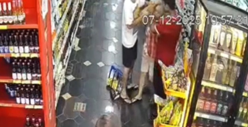 VÍDEO: Homem dá mata-leão em idosa dentro de mercado