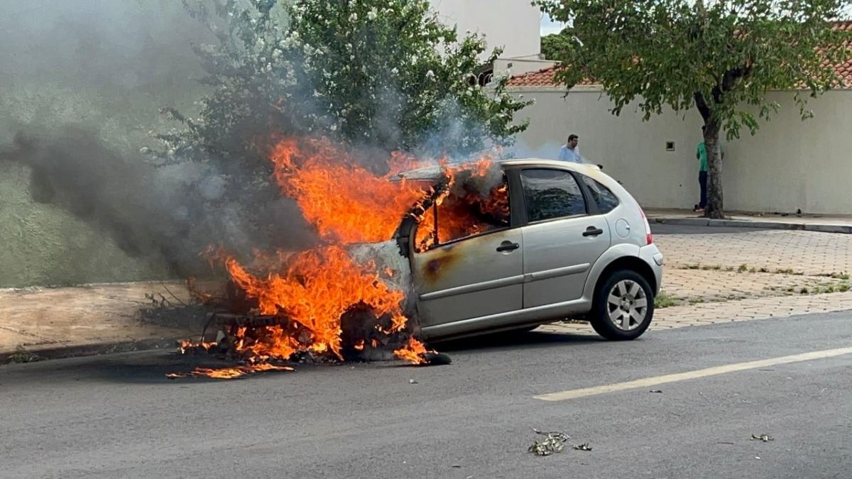 Carro pega fogo no Jardim Paulistano e motorista escapa sem ferimentos