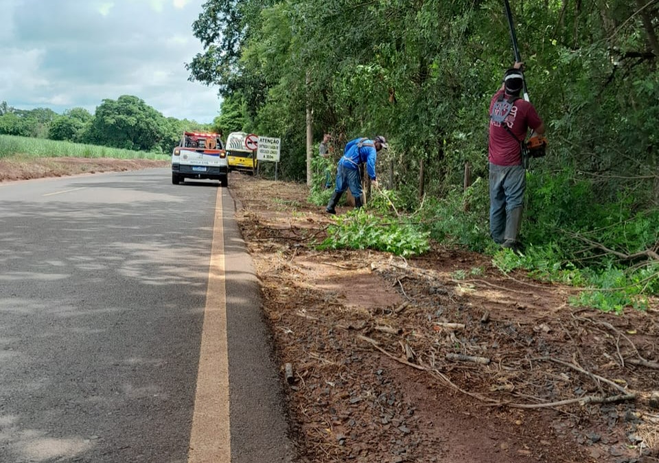 Prefeitura conclui roçagem e limpeza em vicinal entre Boa Esperança e Gavião Peixoto