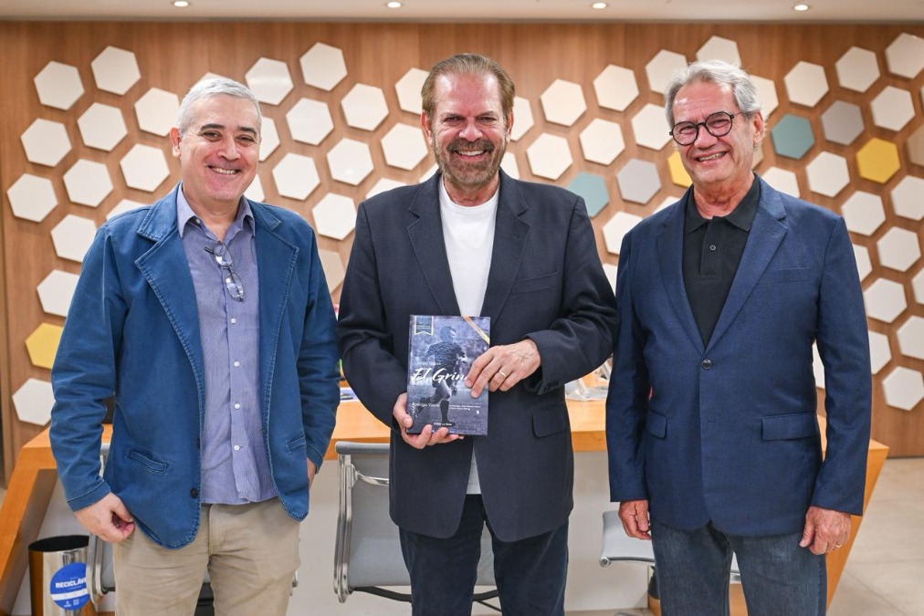Jornalista Rodrigo Viana é recebido pela Federação Paulista de Futebol e presenteia diretoria com seu livro