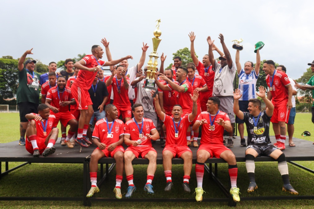 Nem Lá Nem Cá, de Ribeirão Bonito, conquista o 1º Campeonato de Futebol Amador de Dourado