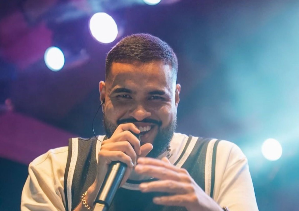Cantor Yan se apresenta neste domingo no aniversário do Bombar em São Carlos
