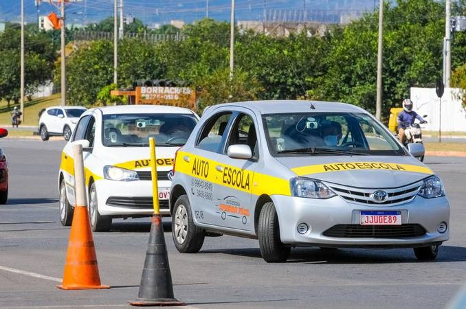 SP autoriza exame de CNH com carro automático e retira prova de baliza; entenda