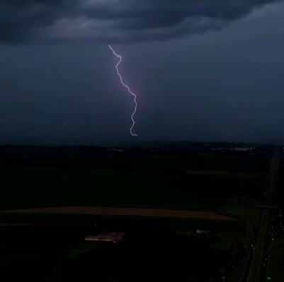 Vídeo de drone flagra raios e avanço da chuva em Araraquara