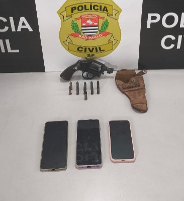 Dona de marmitaria é presa pela DIG com arma de fogo e munições no Jardim Adalberto Roxo l