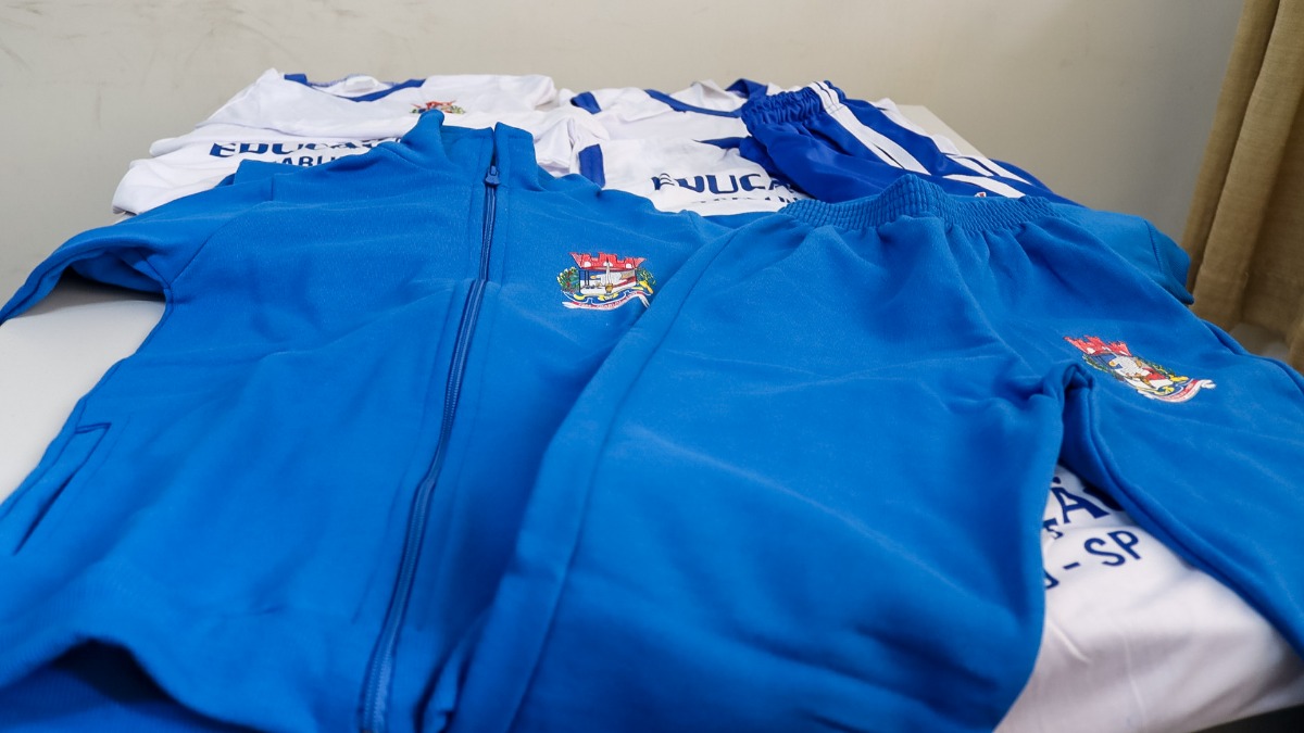 Com jaqueta, Trabiju entrega uniformes de verão e inverno a alunos da rede municipal