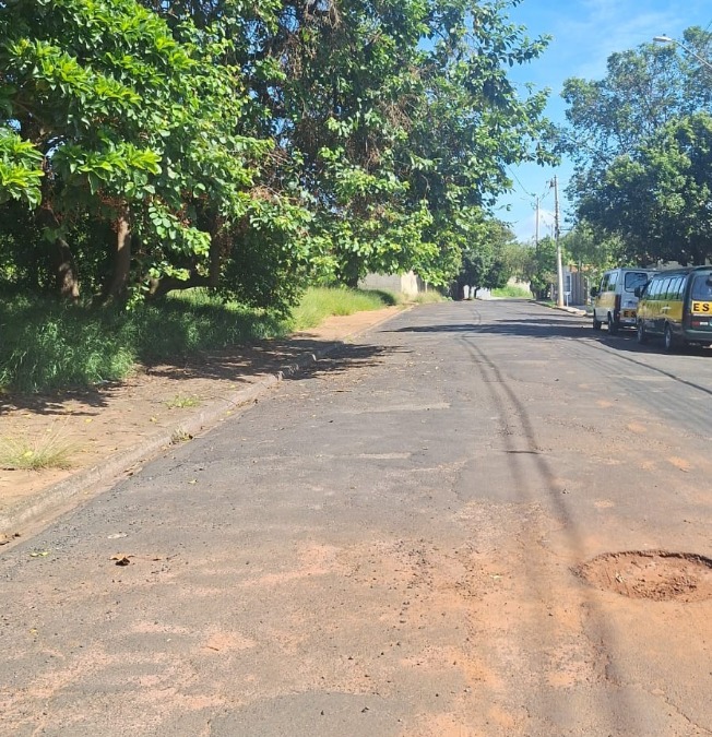 Moradora denuncia falta de manutenção no asfalto do Jardim Tinem