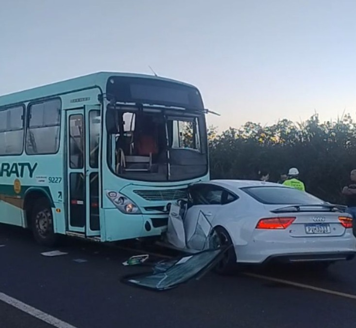 Motorista fica ferido após ônibus invadir contramão e bater de frente com carro na SPA-257 em Américo