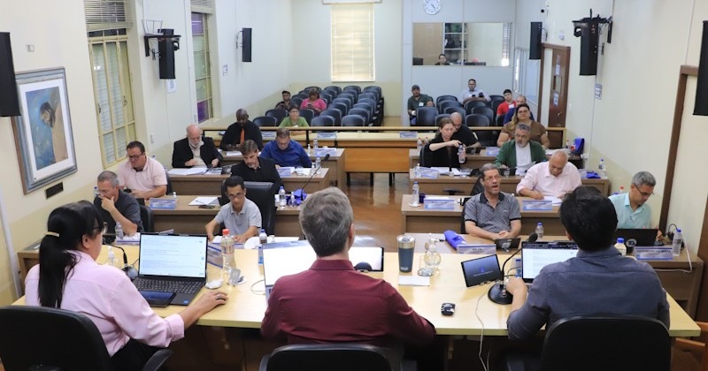 Câmara atualiza regras para ambulantes, mantém veto polêmico e barra climatização nas escolas