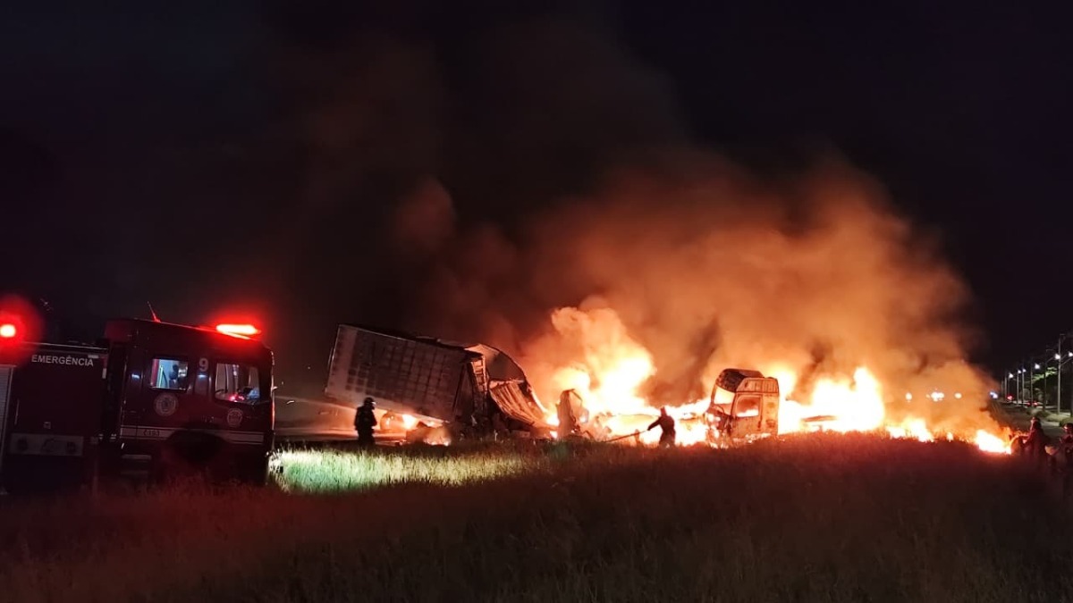 VÍDEO: Caminhoneiro morre carbonizado e dois ficam feridos após colisão entre caminhões na SP-310 na região de Araraquara