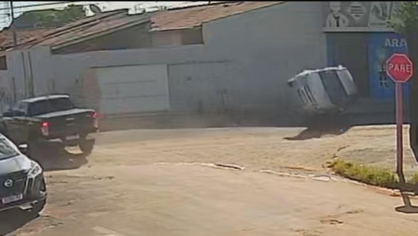 VÍDEO: Câmera flagra colisão que terminou em capotamento e deixou motorista ferida na Vila Xavier