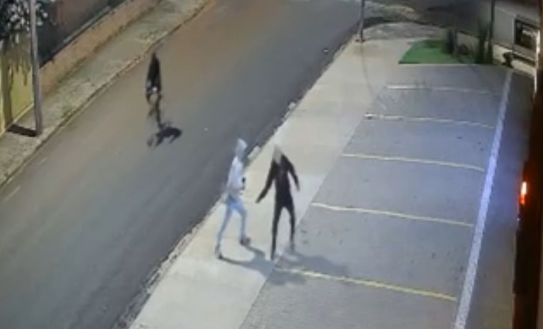 VÍDEO: Gangue do quebra-vidro volta a agir e furta loja de roupas na Vila Harmonia