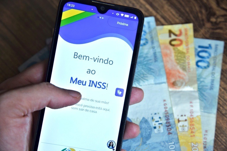 INSS começa a pagar 13º salário antecipado para aposentados; veja quem recebe primeiro
