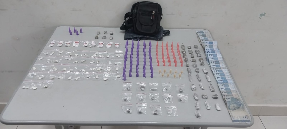 Jovem é preso e adolescente detido pela PM com drogas e dinheiro em ponto de tráfico no Jardim São Rafael ll