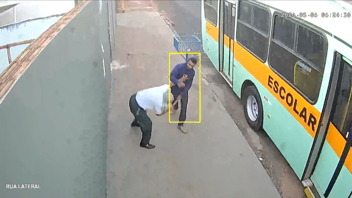 VÍDEO: Motorista de ônibus escolar é agredido violentamente por homem no Jardim Palmares