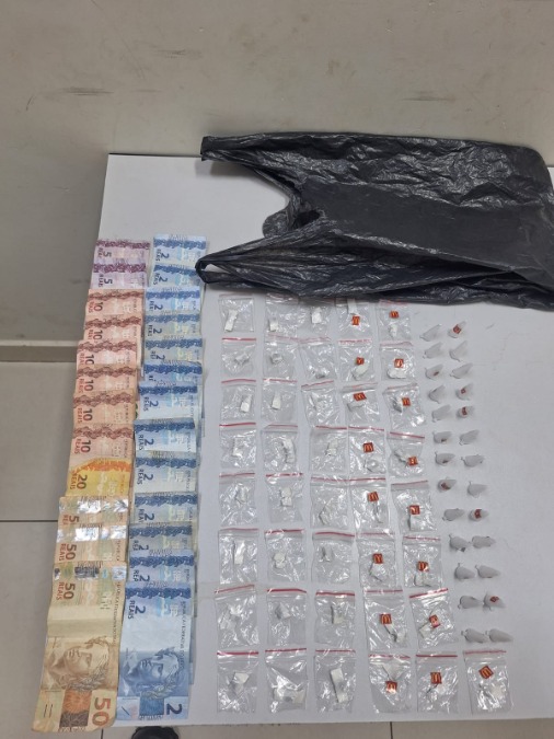 Adolescente de 15 anos é detida pela PM com drogas e dinheiro no Valle Verde