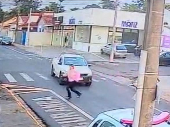 VÍDEO: Mecânico é preso pela Polícia Civil de Américo após tentar atropelar ex-companheira em frente á delegacia