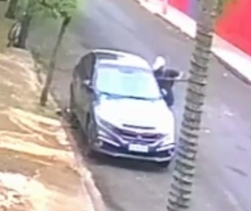 VÍDEO: Ladrão é flagrado furtando objetos de dentro de carro na Vila Xavier