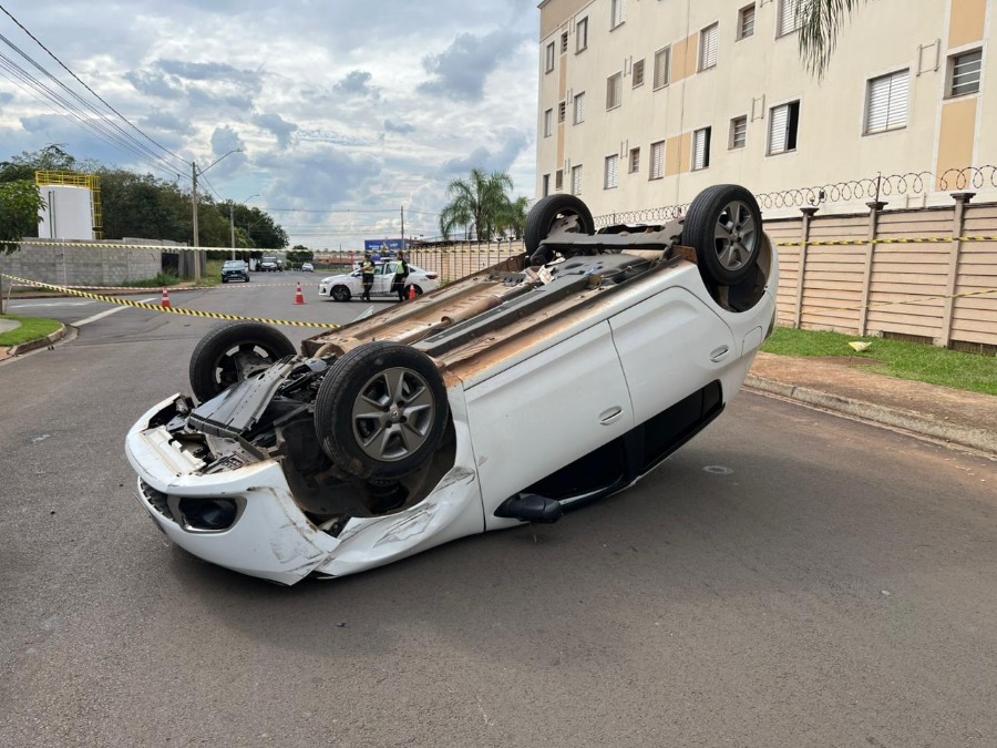 VÍDEO: Motorista passa mal, bate em veículos estacionados e capota carro na Vila Velosa