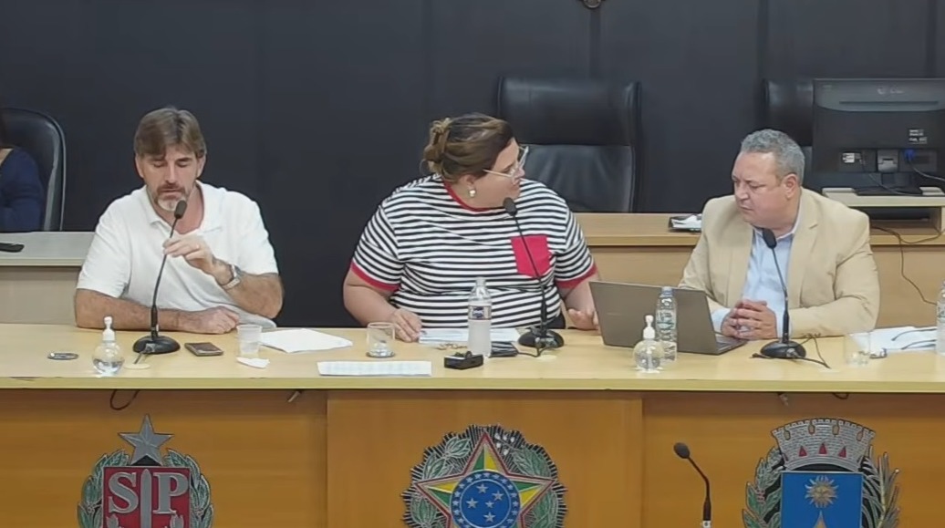 Número de 760 servidores 'efetivos em comissão' gera debate em Araraquara; Prefeitura promete revisar dados